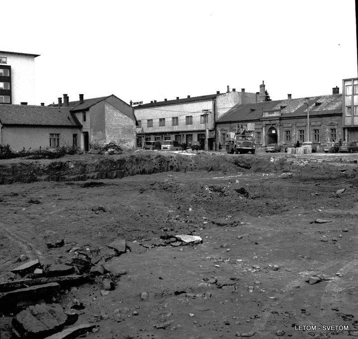 Stavenisko preKulturný dom-vpozadi vchod na tržnicu